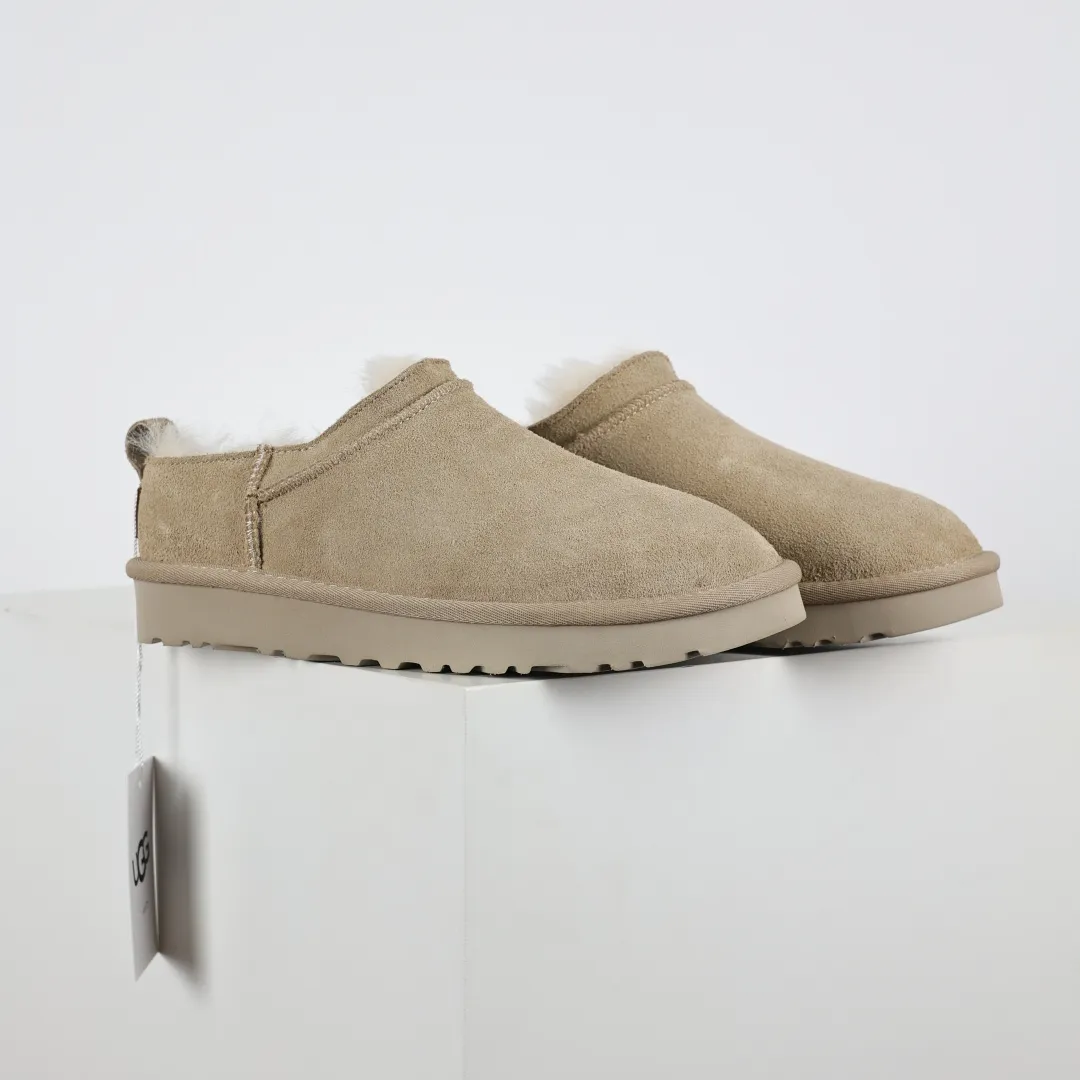 Pick up locally 💰520 Core recommendation Good price Independently developed original outsole, cashmere insole, keeping warm in winter, suitable for home use. In recent years, uug has launched a style series, which is partially skewed towards the preferences of young consumers, and has also been at the forefront of fashion trends. Shoe body material, water-repellent coated suede upper, 17mm UGGPURE™ implanted wool insole, lightweight non-slip and comfortable rubber outsole, with brand LOGO, complete packaging, size: 35 36 37 38 39 40